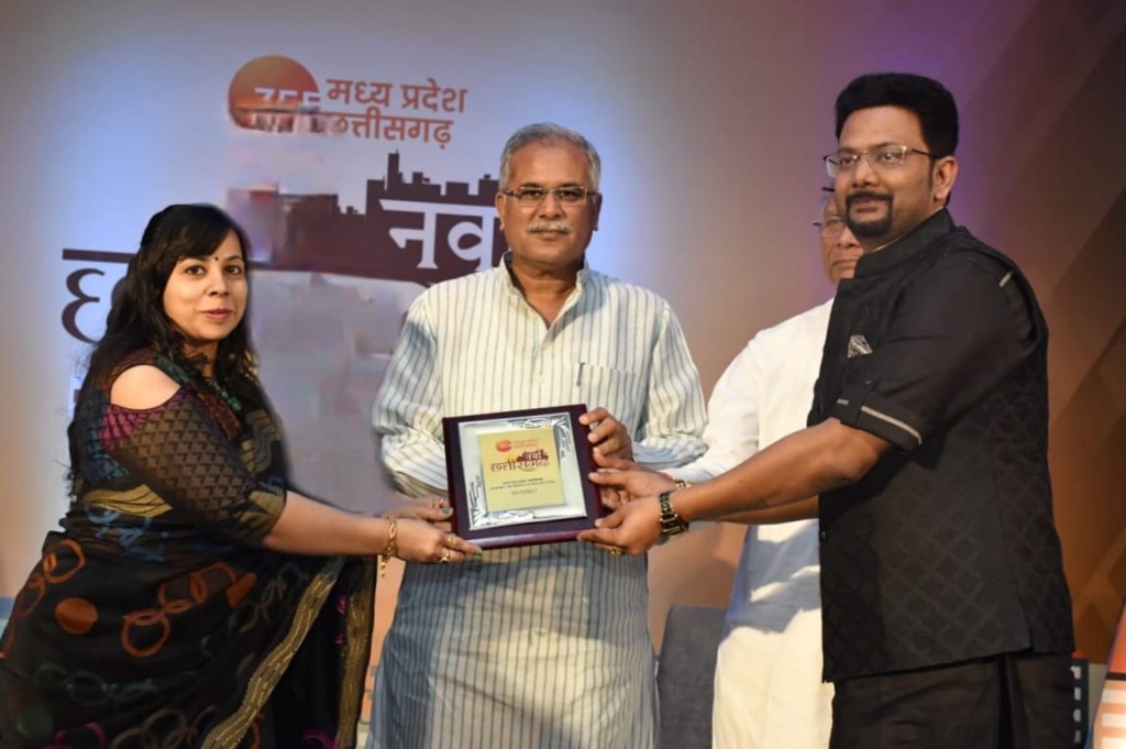 Dr. Ashish Patni receiving State Award from Chief Minister Bhupesh Baghel at ZEE MP CG Conclave